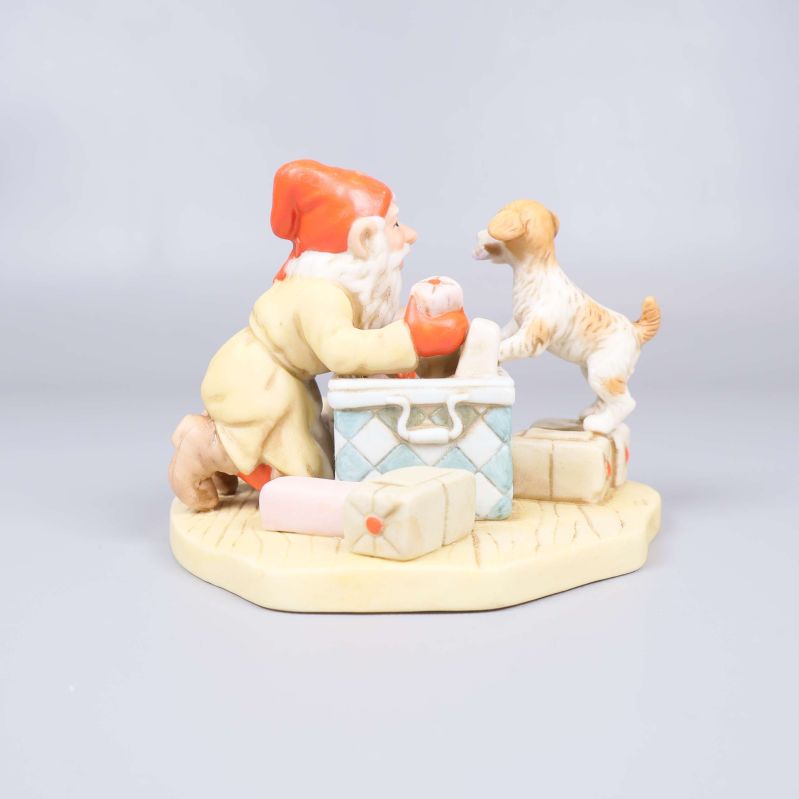 Sida av tomtefigur som visar hunden och fler presenter