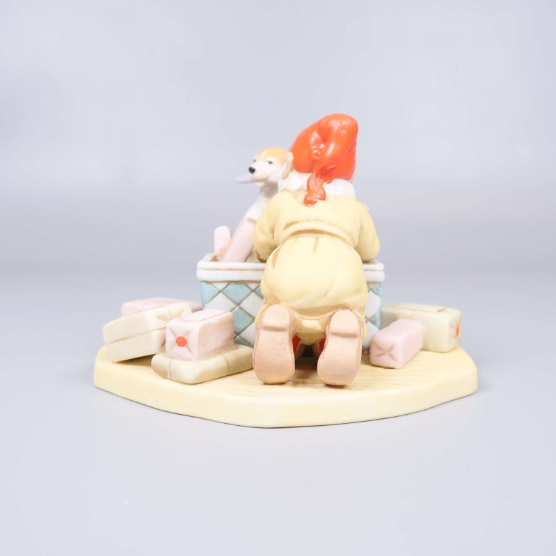 Baksidan av tomtefigurens kläder och paket syns