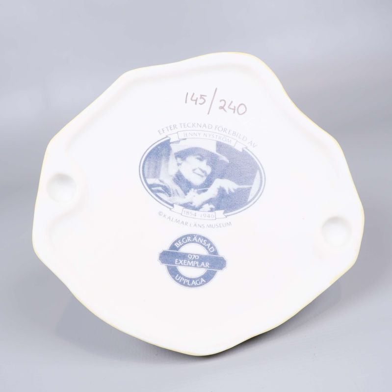 Undersida av porslinsfigur med stämpel och numrering