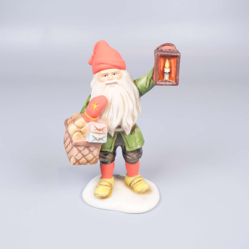 Tomtefigur med lykta, korg och paket på ljus bakgrund