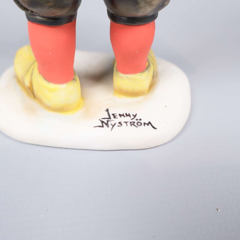 Närbild på Jenny Nyström signatur på tomtens vita bas