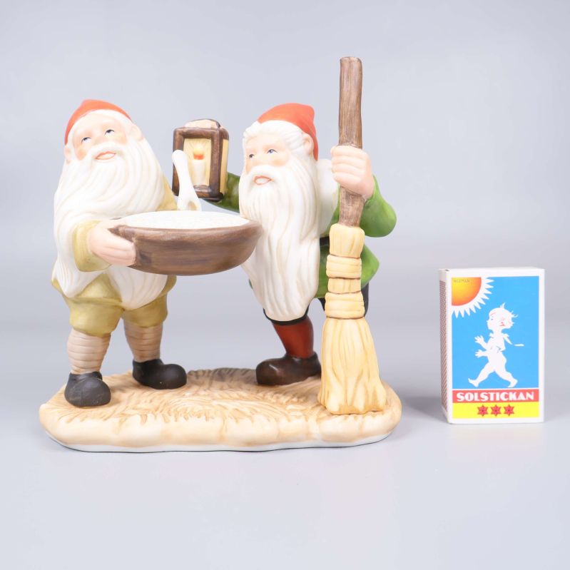 Julfigurer med gröt och kvast bredvid tändsticksask för storleksreferens