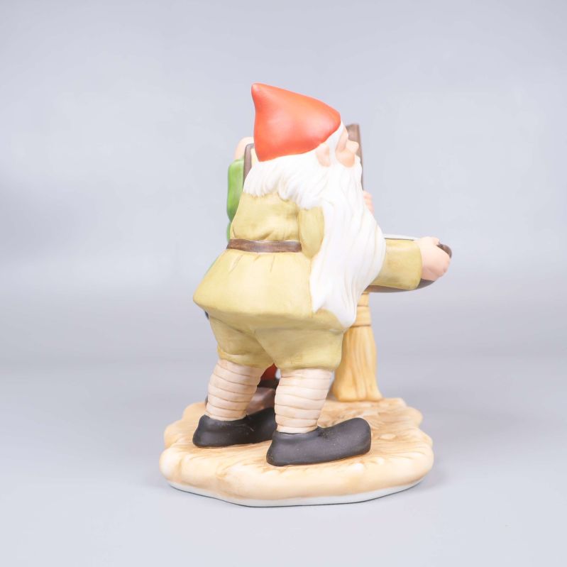 Baksidan av tomtefigur med röda luvor och gul dräkt