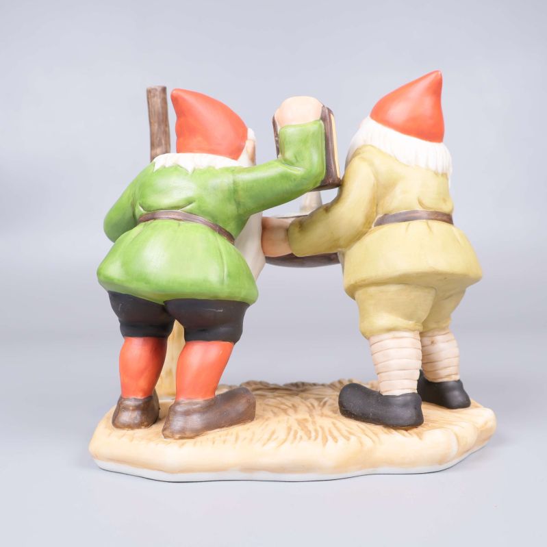 Tomtefigur sedd bakifrån med synliga kläder och skor