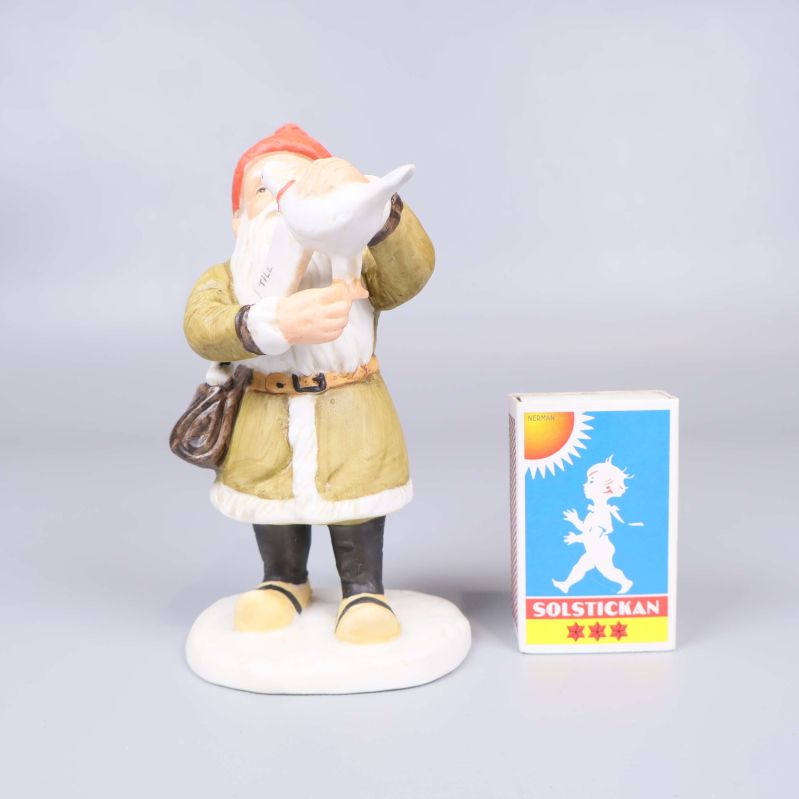 Tomtefigur bredvid tändsticksask som storleksjämförelse