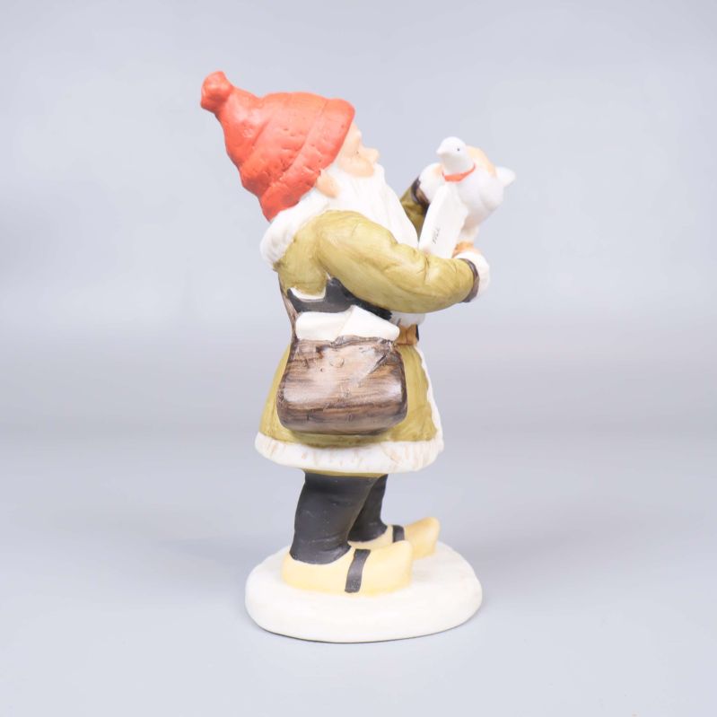 Tomtefigur från vänster sida, röd luva syns tydligt