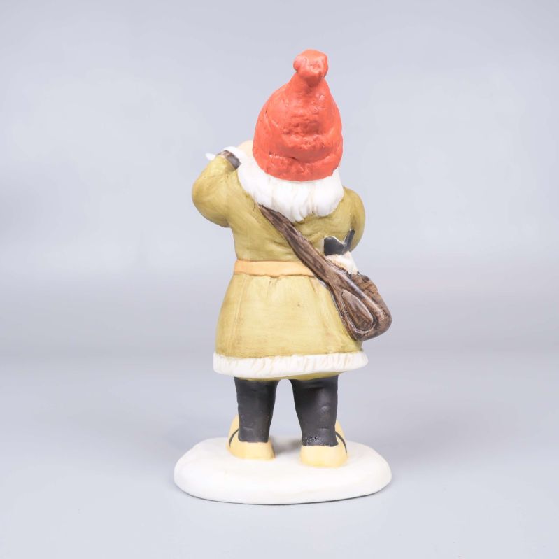 Baksidan av tomtefigur med väska och röd luva