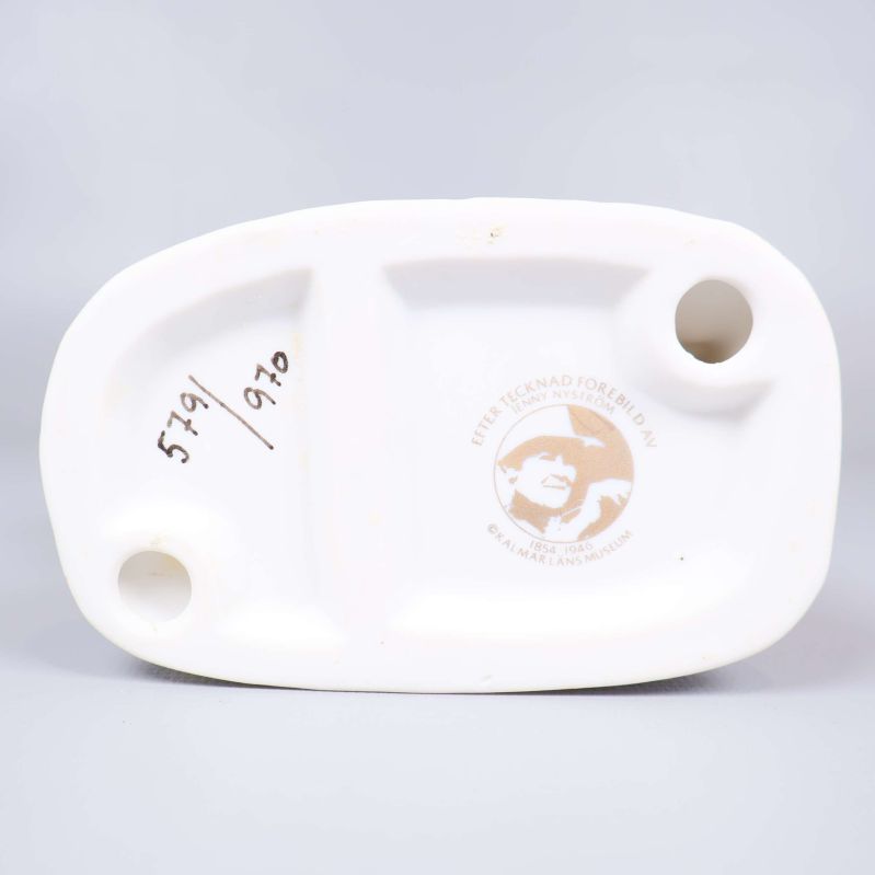 Undersidan på tomtefiguren med stämpel och nummer