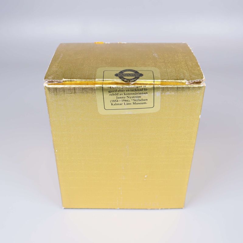 Gul förpackningskartong med etikett