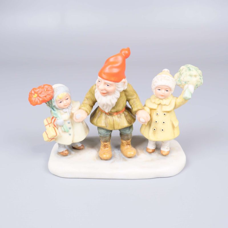 Porslinsfigur med tomte och två barn i pastellfärger