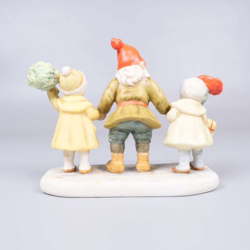 Baksidan av tomte och två barn på porslinsfigur