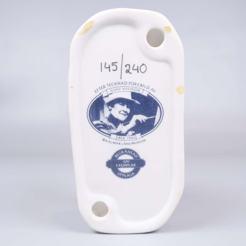 Stämpel och signering undertill på porslinsfigur