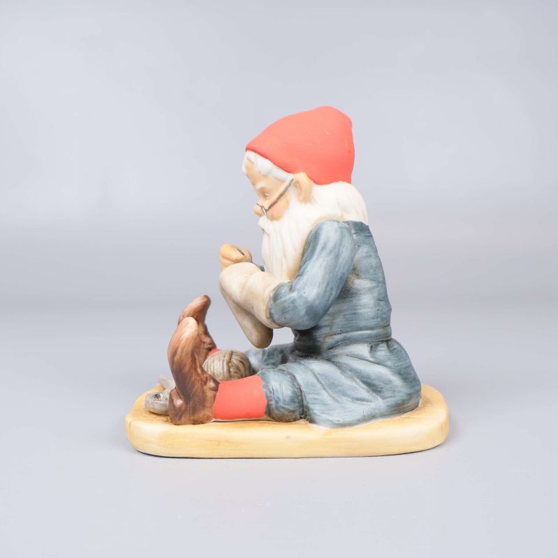 Tomtefigur från sidan med tydlig blå dräkt