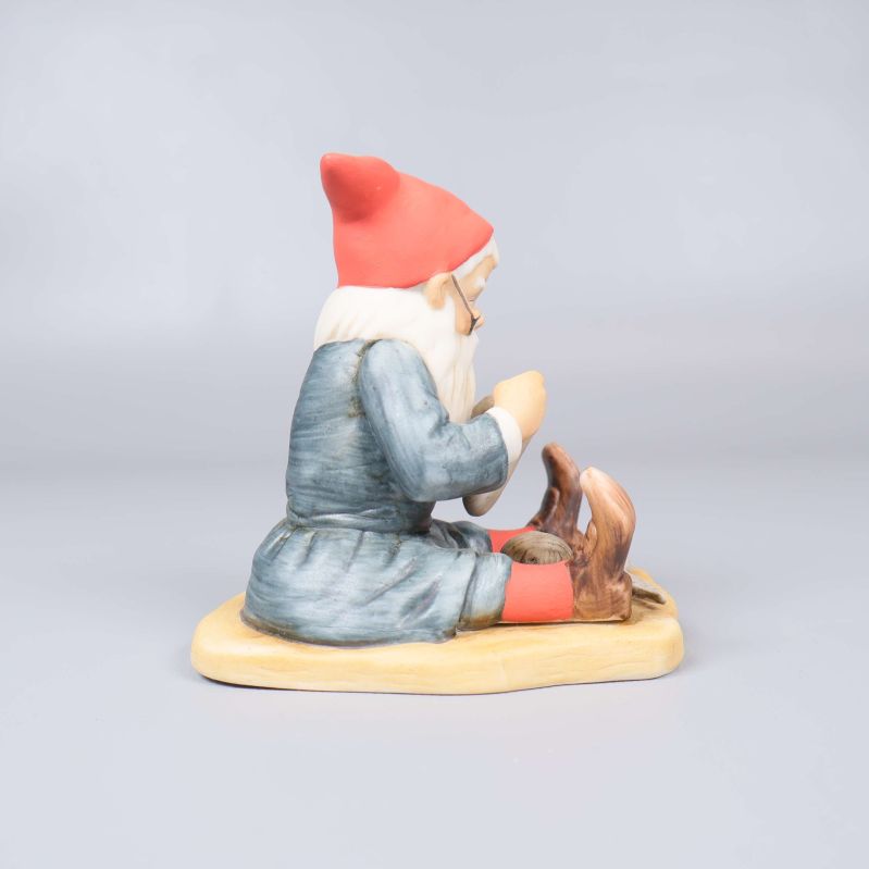 Tomtefigurens andra sida visar handarbete