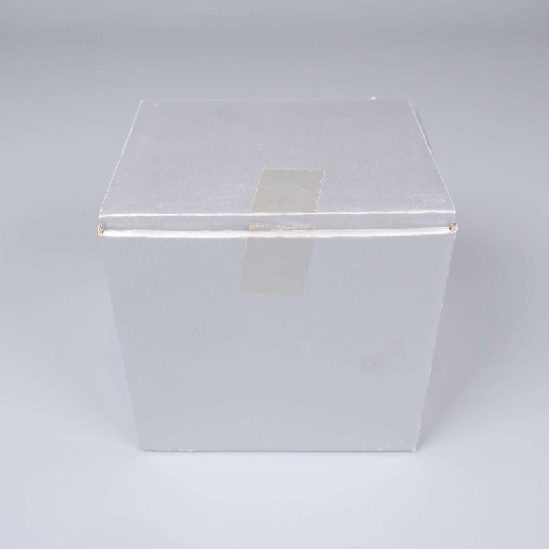 Vit förpackningskartong med tejp