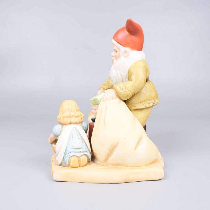 Baksida av porslinsfiguren med tomten och barnen