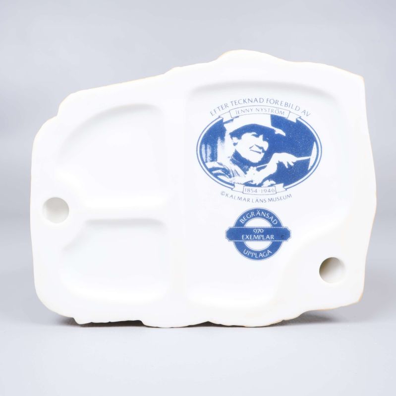 Undersidan av porslinsfigur med stämpel och information