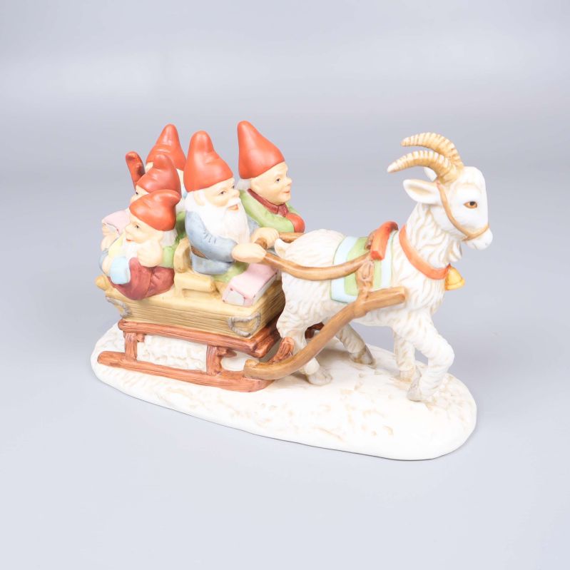 Tomtefigur i porslin med släde och bock från sidan
