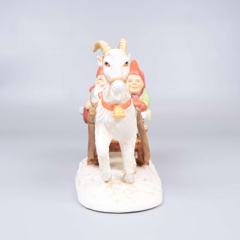 Tomtefigur sedd rakt framifrån med bocken i fokus