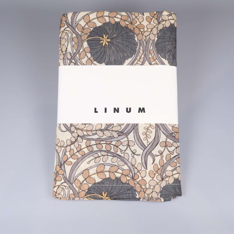 Mönstrad duk från Linum framifrån mot ljus bakgrund