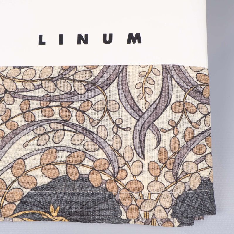 Närbild på linnetygets mönster i beige, grått och brunt