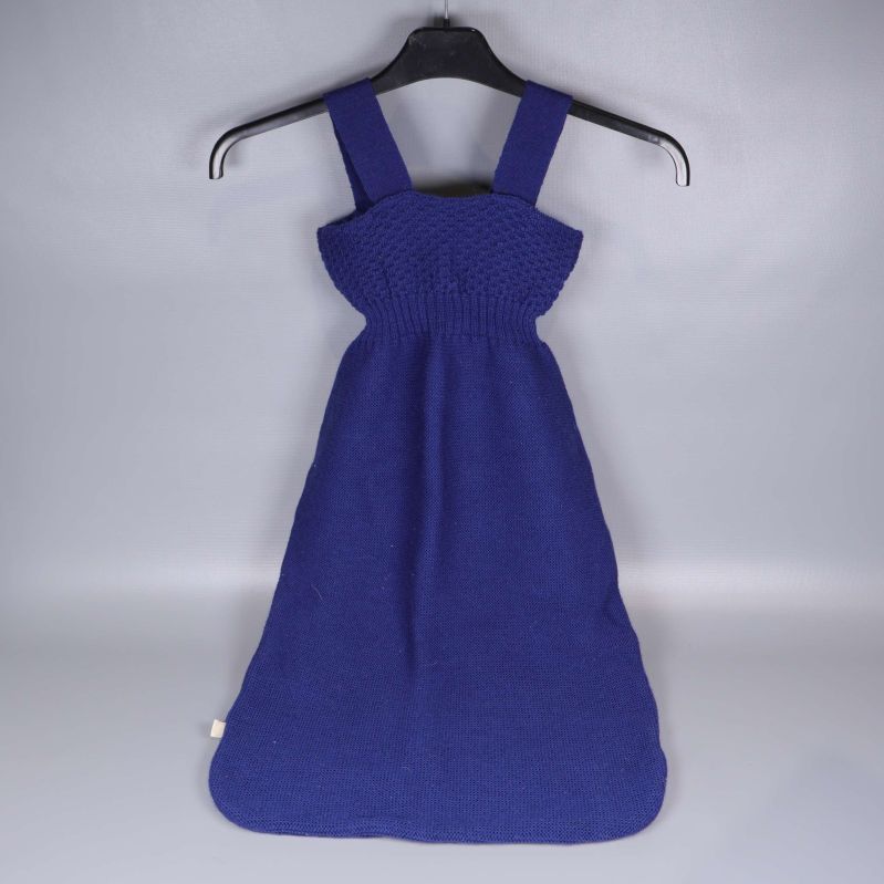 Baksidan av marinblå stickad sovpåse på galge