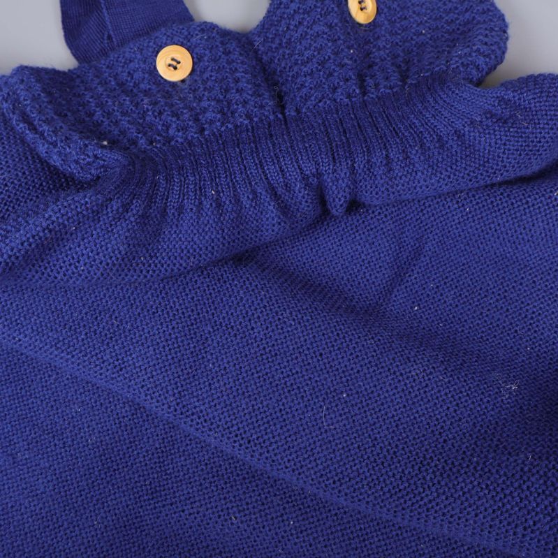 Närbild på struktur och knappar på marinblå sovpåse