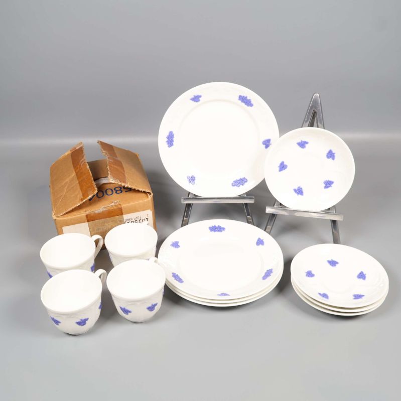 Komplett kaffeservis med tallrikar och koppar med blå dekor