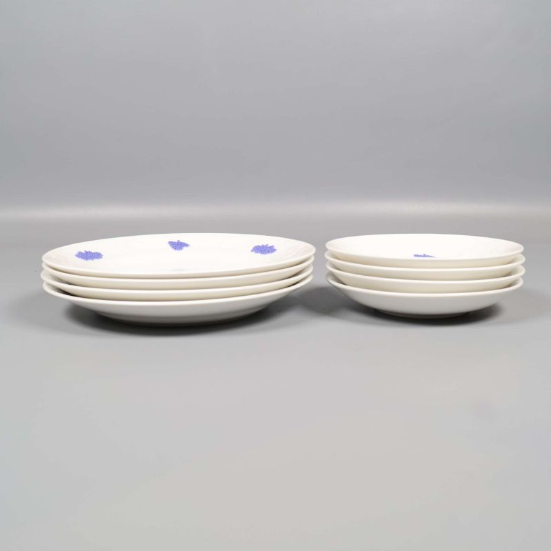 Sex tallrikar och sex assietter i Blå Blom-serien staplade