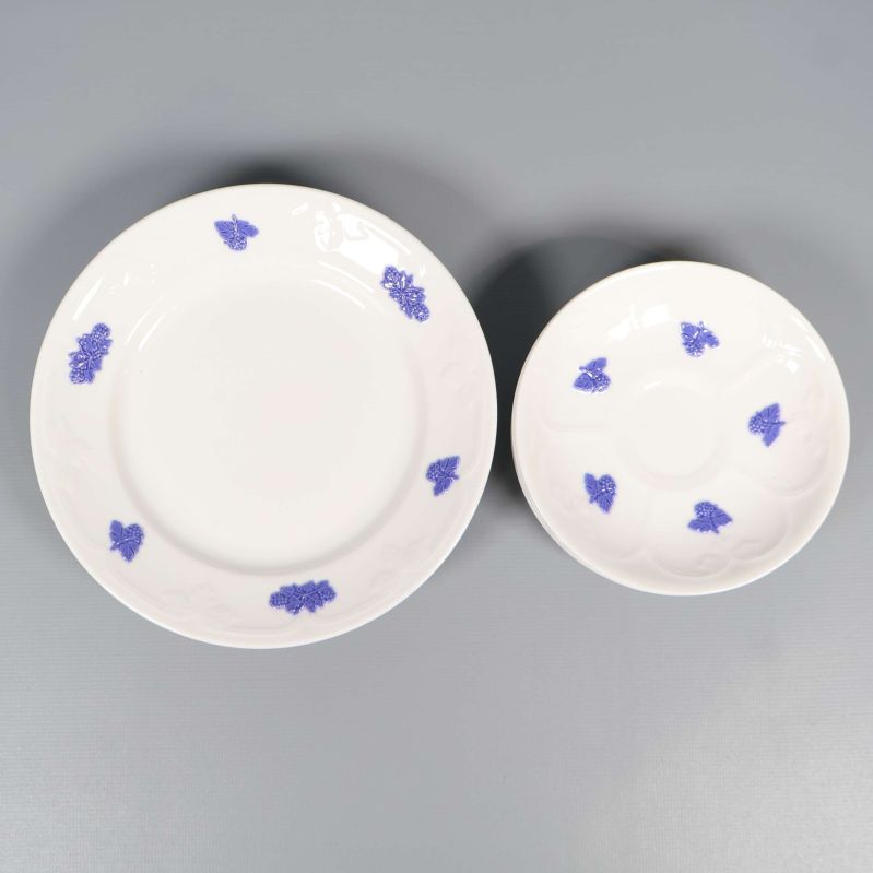 Två tallrikar uppifrån med blå dekorativa blommor