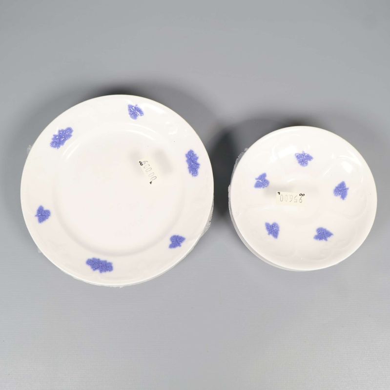 Tallrikar med blå detaljdekoration