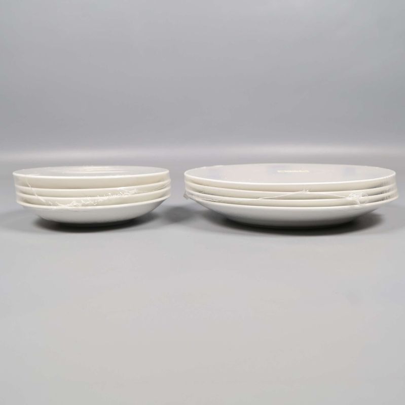 Närbild på staplade fat och assietter från sidan