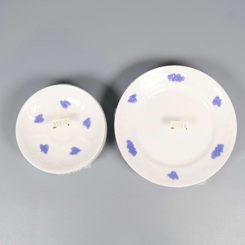 Assietter och fat ovanifrån med blå blommor