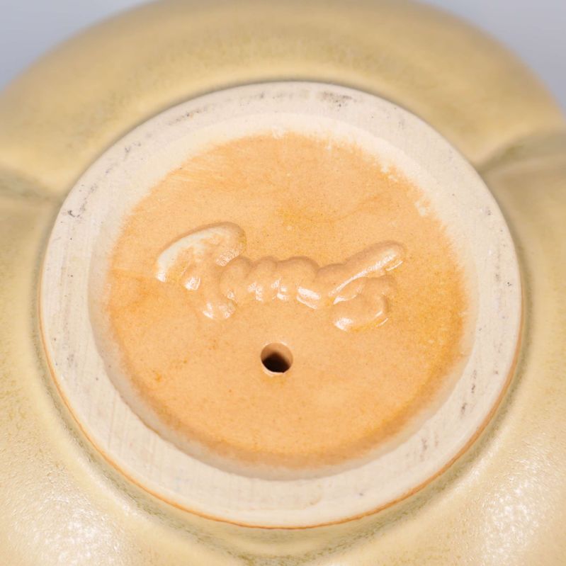 Närbild av signatur i botten på värmeljushållaren