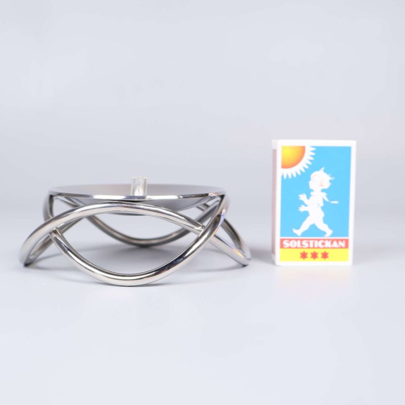 Ljusstake bredvid tändsticksask för storleksjämförelse