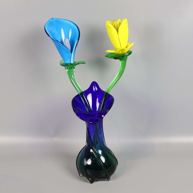 Färgglad glasvas med blå och gul blomma