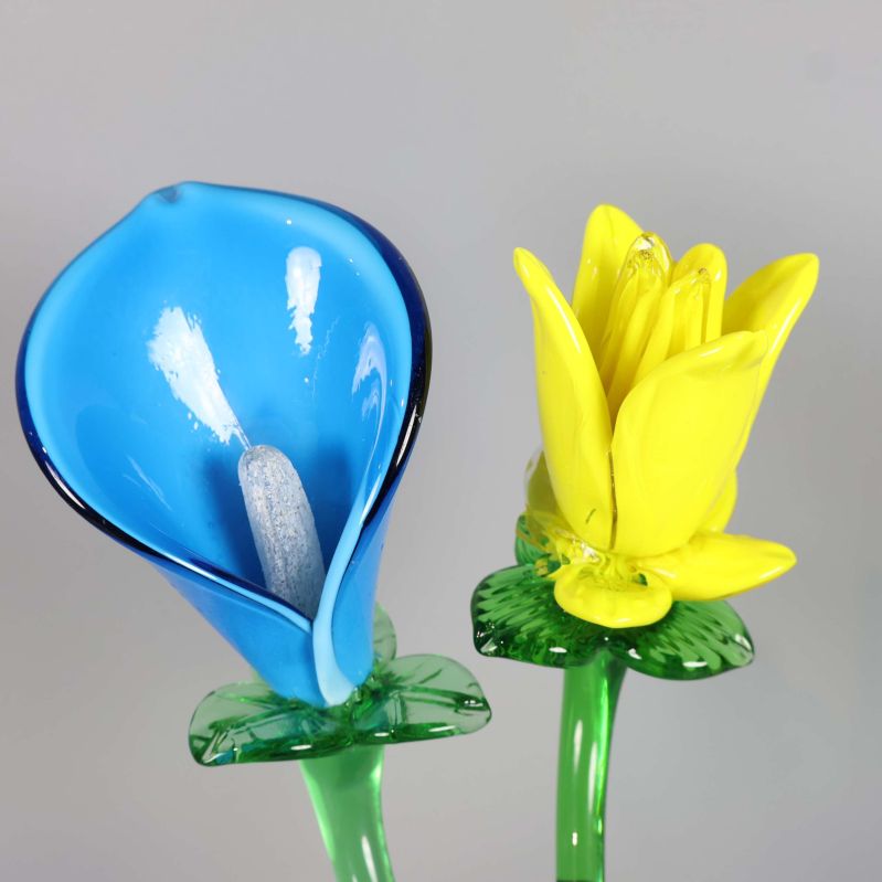 Närbild på blå och gul glasblomma