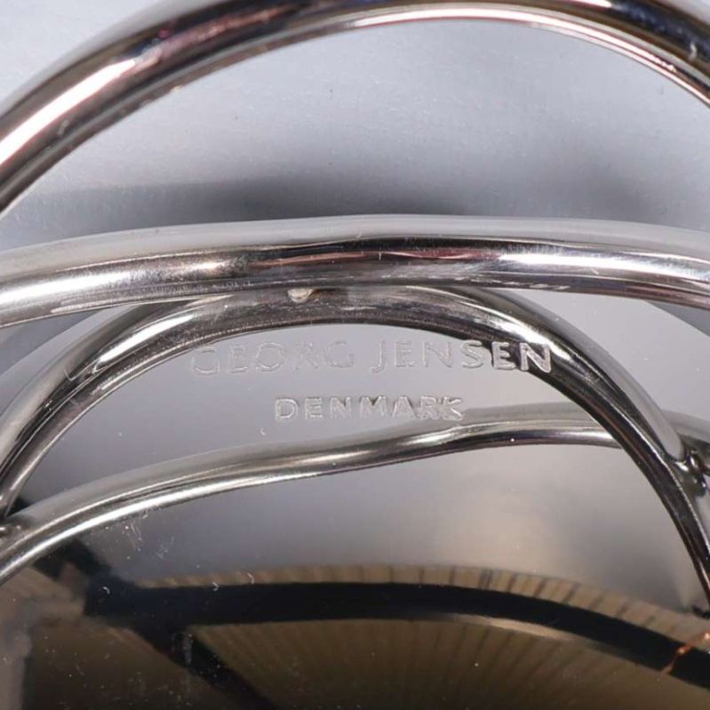 Närbild av präglad Georg Jensen-logga på ljusstaken