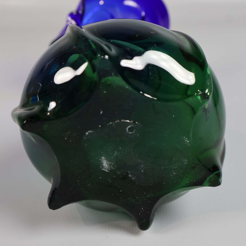 Undersidan av glasvasen i grönblå färg