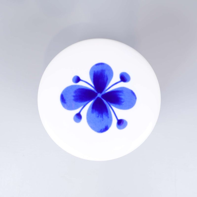 Lock till burk med blå blomdekor ovanifrån