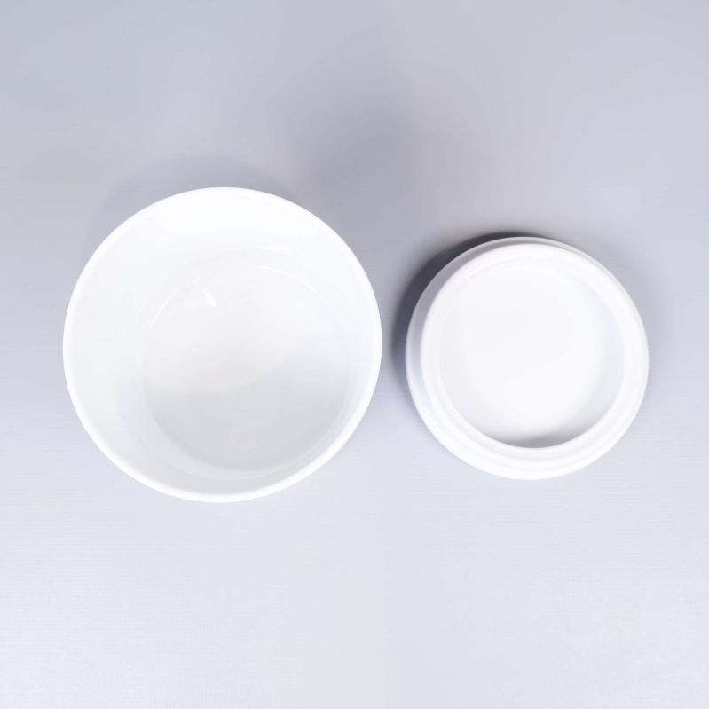 Insida på burk och tillhörande lock i vitt