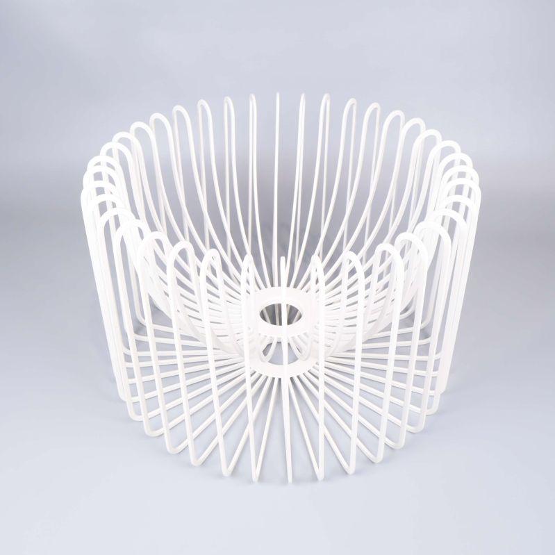 Vit metallskål med öppen design sedd snett uppifrån