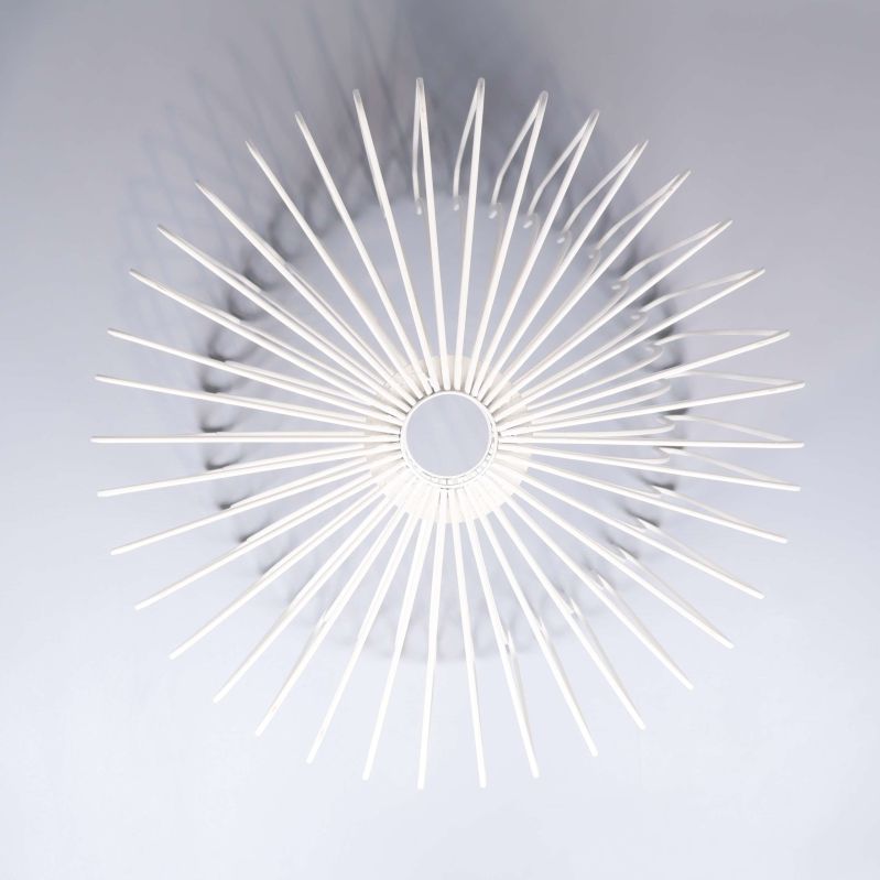 Metallfruktskål sedd rakt uppifrån på grå bakgrund