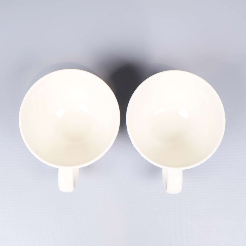 Två vita kaffekoppar fotograferade uppifrån