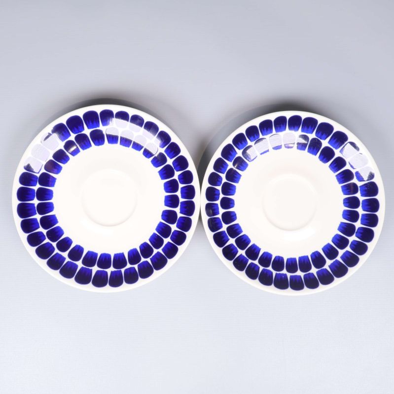 Två fat med blått grafiskt mönster liggande uppifrån