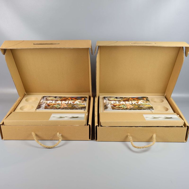 Öppna kartonger med planksteksset och tillbehör