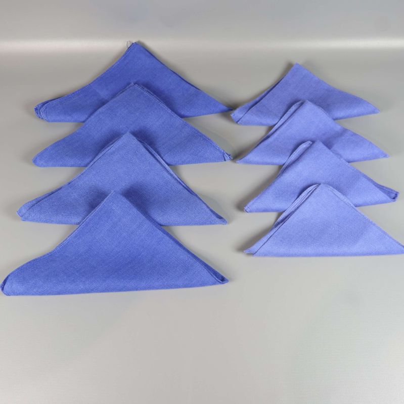 Åtta blåa servetter vikt till trekanter