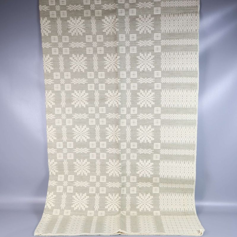 Linnemönstrad duk upprullad på golvet