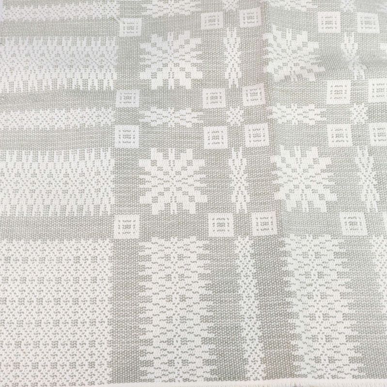 Närbild på detaljrikt geometriskt mönster i duken