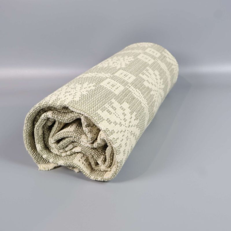 Linnemönstrad duk ihop rullad i en rulle